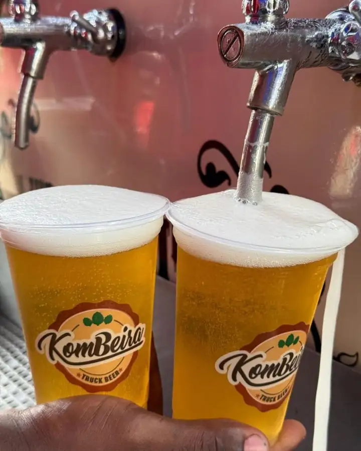 Dois copos de chopp sendo servidos