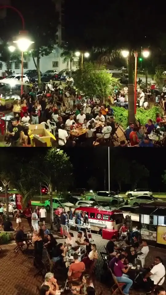 Praça cheia no pagode